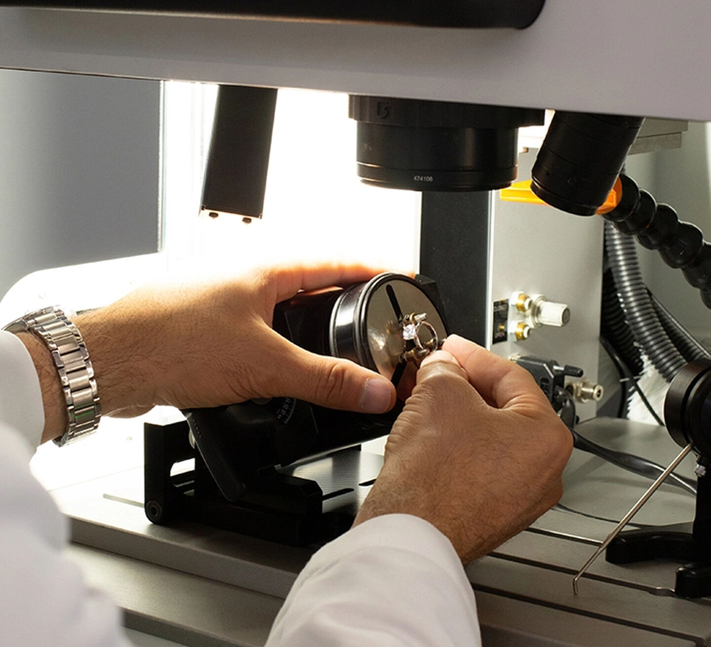 Professional jewellery repair at the Maison Birks Atelier centre.